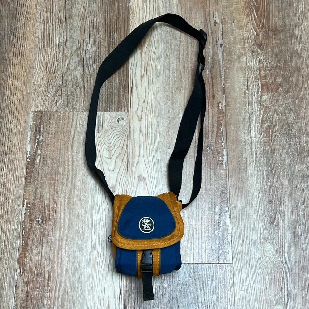 Crumpler Digits Sporty Guy Digital Camera Bag 0.6 Blue / Orange EUC